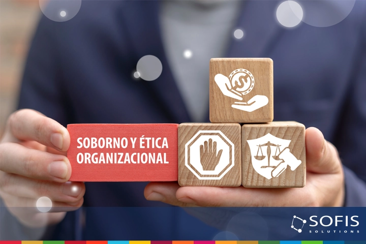 Manos de un hombre sosteniendo unos cubos de madera